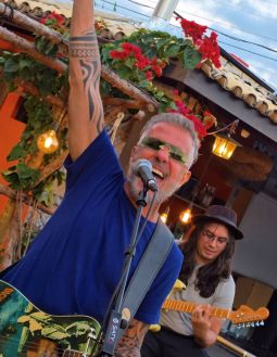 Tuca Fernandes celebra 15 anos de carreira solo com lançamento de single inédito