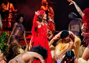 Anitta estreia nova turnê com casa cheia e confirma apresentação em Salvador