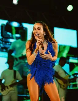 Claudia Leitte relembra momento que entendeu seu propósito na música: “canto para ver gente feliz”
