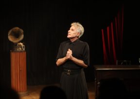 Edwin Luisi apresenta espetáculo “Eu Sou Minha Própria Mulher” em Salvador