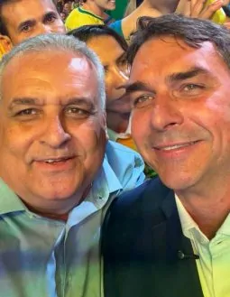 Flávio Bolsonaro anuncia o nome que será seu vice na chapa à Presidência da República