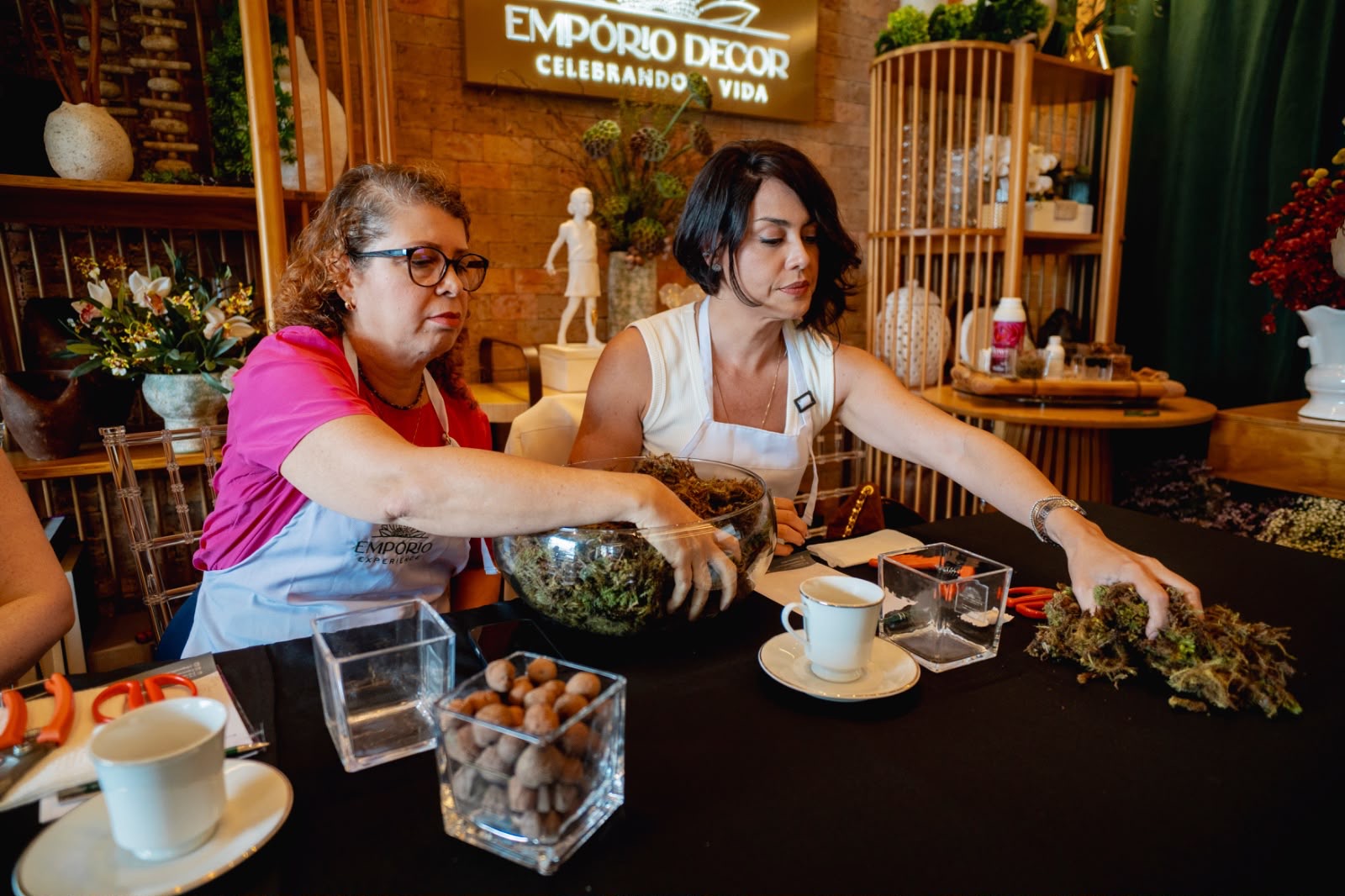 Mila Saraiva e Carla Macedo em produção de arranjos
