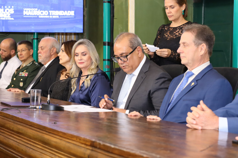 Ivana Bastos recebe a Medalha Thomé de Souza