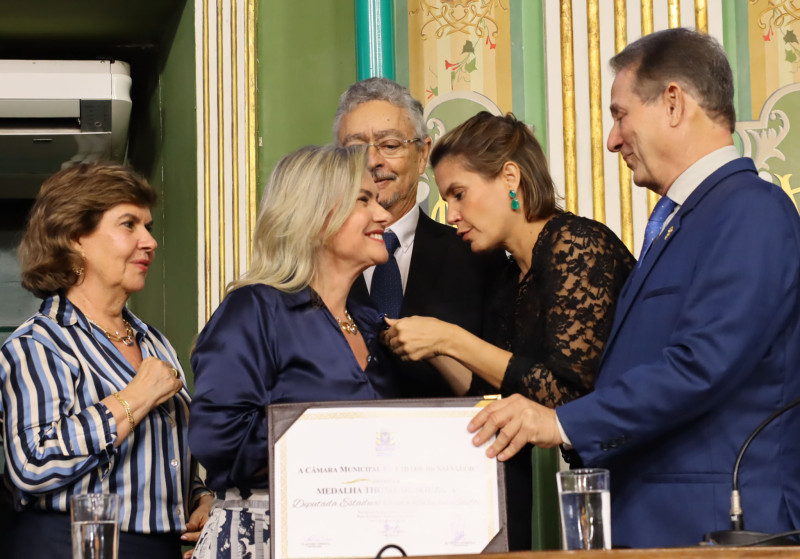 Ivana Bastos recebe a Medalha Thomé de Souza