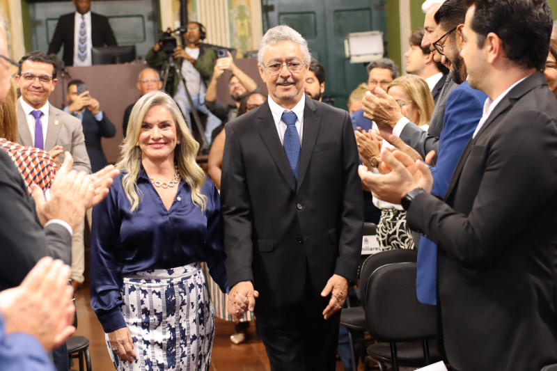 Ivana Bastos recebe a Medalha Thomé de Souza