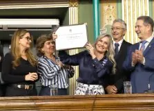 Fotos – Ivana Bastos recebe Medalha Thomé de Souza em reconhecimento à sua trajetória na política baiana