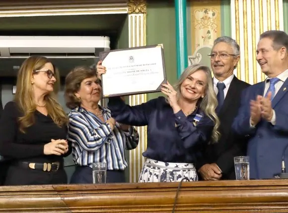 Fotos – Ivana Bastos recebe Medalha Thomé de Souza em reconhecimento à sua trajetória na política baiana