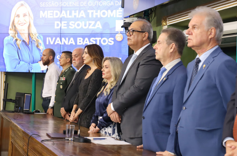 Ivana Bastos recebe a Medalha Thomé de Souza