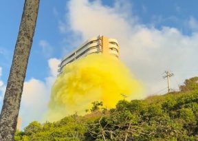 Fumaça colorida de corrida atinge prédio residencial em Salvador e gera críticas nas redes sociais