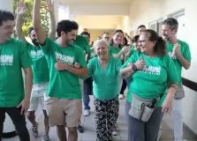 Grupo de cantores do Rio leva música e esperança para hospitais e vídeos emocionam a web