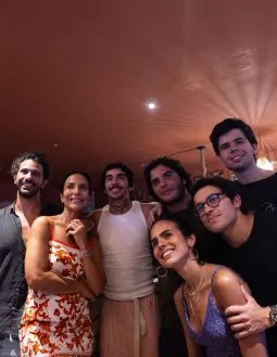 Mochakk compartilha foto com Ivete Sangalo e família após encontro em Saint-Tropez