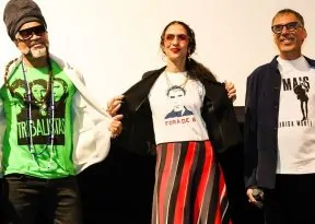 Marisa Monte, Carlinhos Brown e Arnaldo Antunes se reencontram em pré-estreia de documentário sobre os Tribalistas