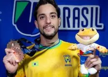 Nadador baiano Enzo Brandão conquista bronze em competição universitária internacional