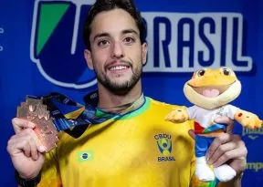 Nadador baiano Enzo Brandão conquista bronze em competição universitária internacional