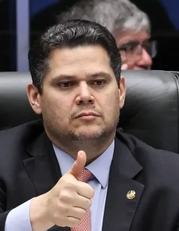 PEC do fim da escala 6×1 segue para análise da CCJ, após conversas entre Lula e Alcolumbre