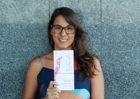 Poeta baiana lança livro artesanal de poemas em Salvador, com exemplares costurados à mão