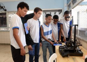 Projeto leva robótica e artes visuais para estudantes de Salvador
