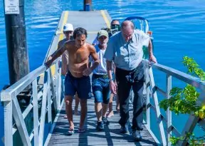 Raphael Garcia é recebido por Amyr Klink após concluir travessia entre Namíbia e Salvador