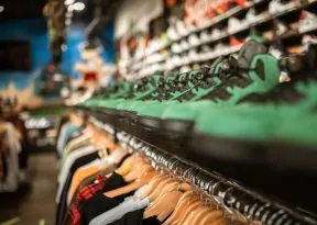 Receita Federal apreende mais de R$ 1 milhão em produtos falsificados em outlets de Salvador