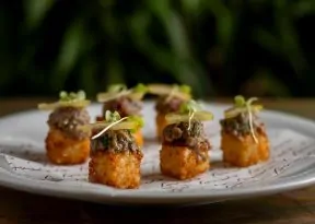 Amado Salvador apresenta happy hour com menu especial, petiscos e drinks