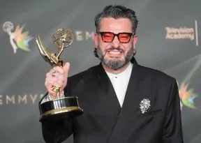 Brasileiro ganha Emmy por direção musical do show de Bad Bunny no Super Bowl