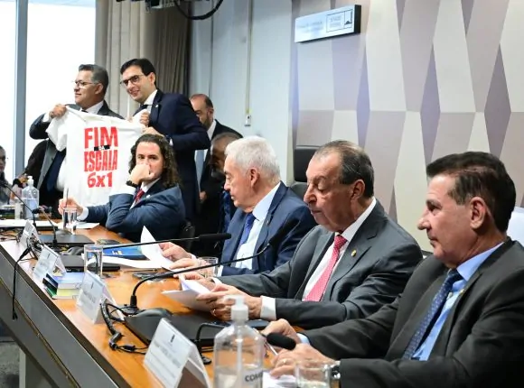 CCJ do Senado aprova a PEC que acaba com a escala 6×1