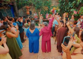“Deus é com vocês”: mãe de noiva abençoa o casamento de filha com esposa e vídeo viraliza