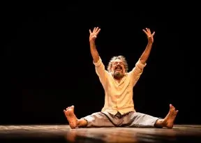 Espetáculo “A Descoberta das Américas”, com Julio Adrião, chega para curta temporada em Salvador