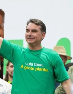 Flávio Bolsonaro vai desembarcar na Bahia para ato político com lideranças e apoiadores