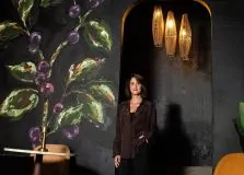 Restaurante no Rio Vermelho celebra aniversário com obra inédita de Laís Odeli