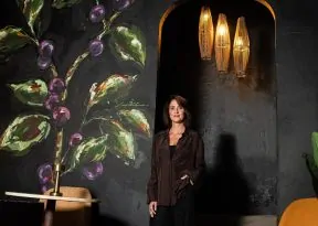Restaurante no Rio Vermelho celebra aniversário com obra inédita de Laís Odeli