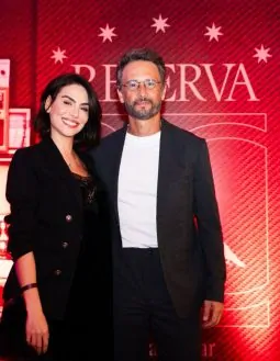 Rodrigo Santoro surpreende em celebração de 20 anos da Reserva no Rio de Janeiro