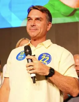 Flávio Bolsonaro impõe condições para liberar sigilos e prosseguir com desafio a Lula