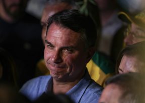 Aliado de Trump afirma que Flávio Bolsonaro chegou aos EUA com aval do governo Trump