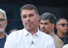 Flávio Bolsonaro desembarca no aeroporto de Miami, nos Estados Unidos