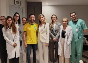 André Janones recebe alta e deixa hospital após passar por internação