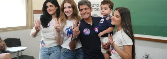 Ao votar em Salvador, ACM Neto se mostra confiante em resultado no primeiro turno