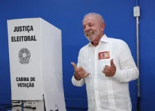 Ao votar, Lula demonstrou confiança e enalteceu o apoio do povo na campanha do 2º Turno