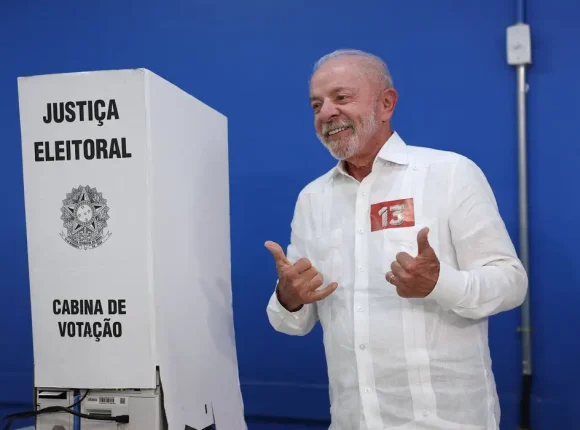 Ao votar, Lula demonstrou confiança e enalteceu o apoio do povo na campanha do 2º Turno