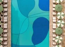 Copacabana Palace reinaugura piscina com novo desenho e tons inspirados na icônica praia