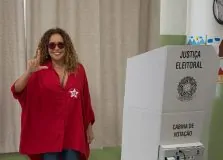 Daniela Mercury compartilha registros ao votar no 2º Turno: “vamos virar! Bora Lula”