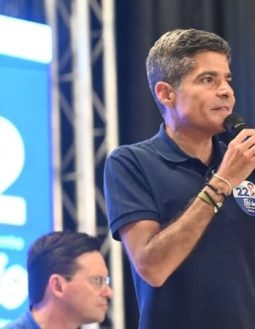 Em Conquista, ACM Neto diz que Flávio Bolsonaro pode viabilizar promessas antigas do PT