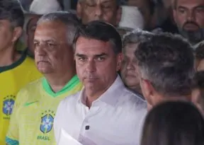 Em meio a suspeitas de fuga, PF cancela passaportes de Flávio Bolsonaro