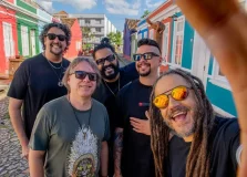 Festa Havaiana retorna a Salvador com atmosfera tropical e destaques da surf music e do pop-reggae nacional