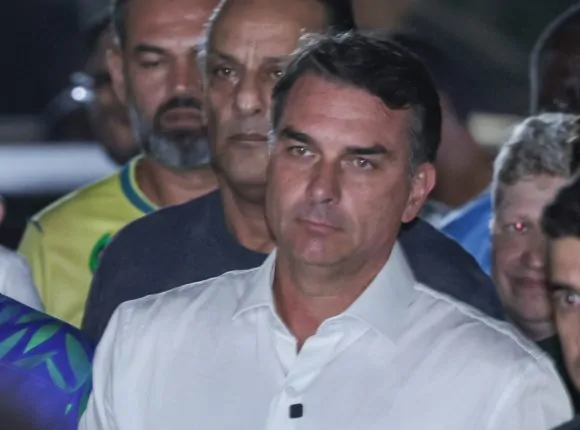 Flávio Bolsonaro deixou o Brasil com a família em direção aos EUA; dizem aliados