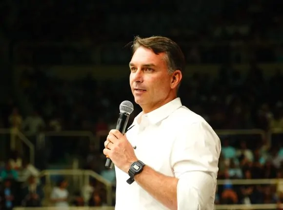 Flávio Bolsonaro é intimado pela Polícia Federal a entregar passaportes