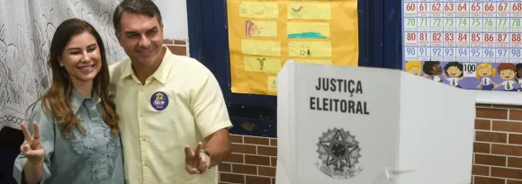 Flávio Bolsonaro vota e reafirma importância da mudança: “fizemos uma campanha limpa”