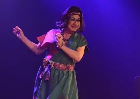 Frank Menezes interpreta dona de casa em espetáculo que mistura humor e crítica à rotina doméstica