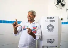 “Reafirmando o compromisso com os baianos”, diz Jerônimo após votar em Salvador