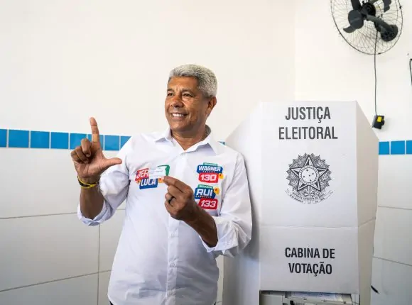 “Reafirmando o compromisso com os baianos”, diz Jerônimo após votar em Salvador